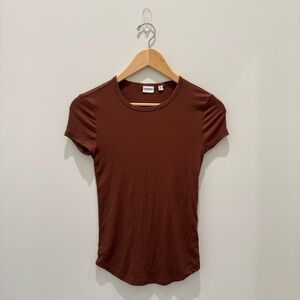 Aritzia Ribbed Short sleeve tee hip length
Size S